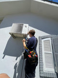Técnico realizando manutenção em equipamento de refrigeração