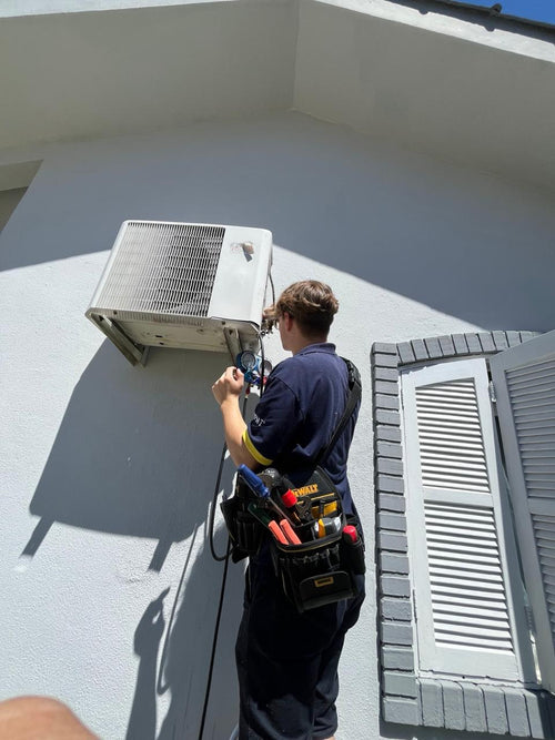 Técnico realizando manutenção em equipamento de refrigeração