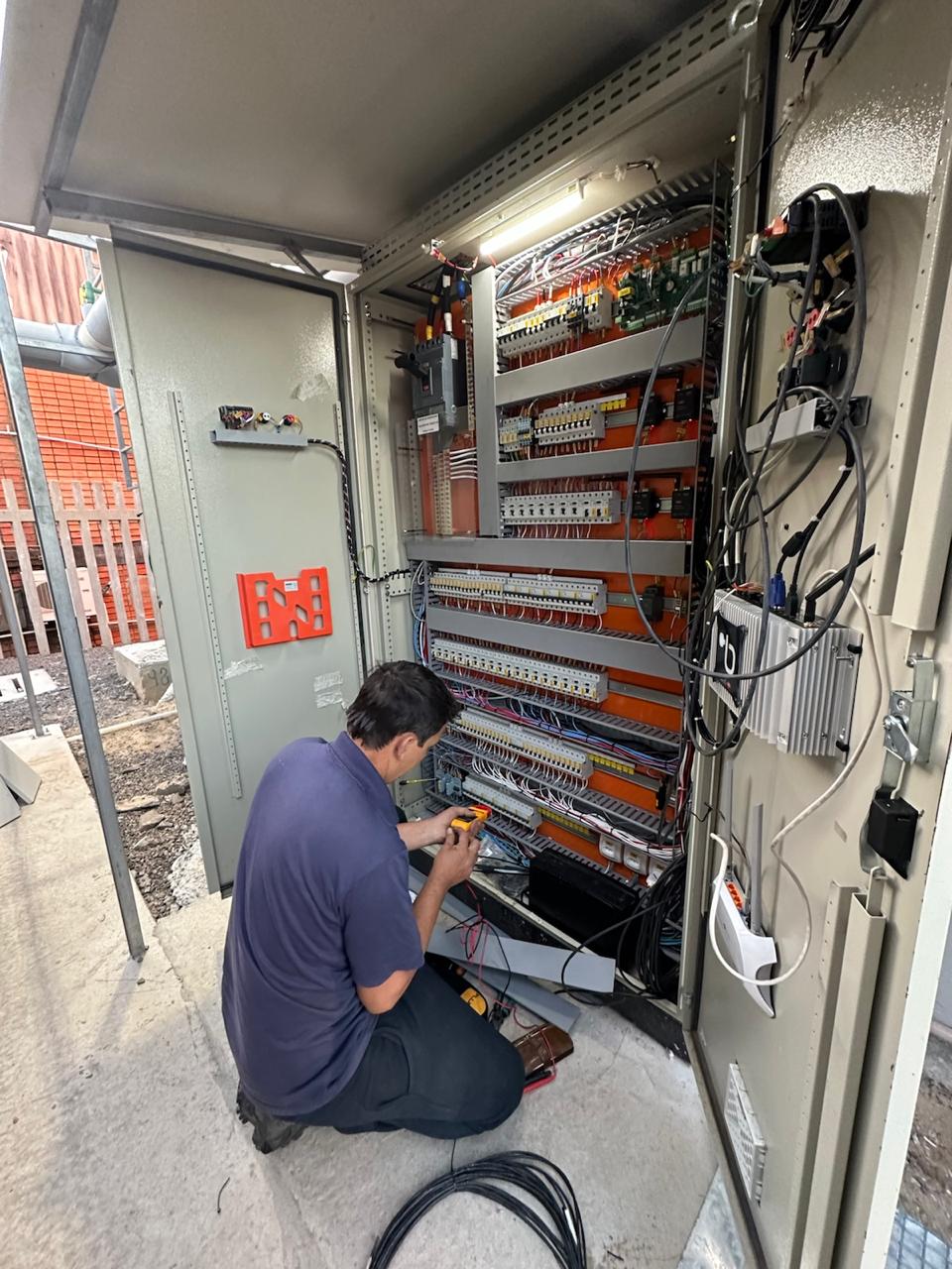 Serviço de manutenção em freezer vertical